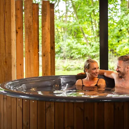 Met Hottub | 4 Personen - Valley فيلة Wekerom